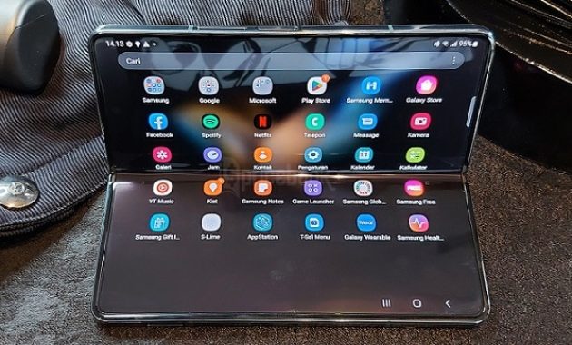 Ponsel Layar Lipat dan Ponsel Layar Bolong